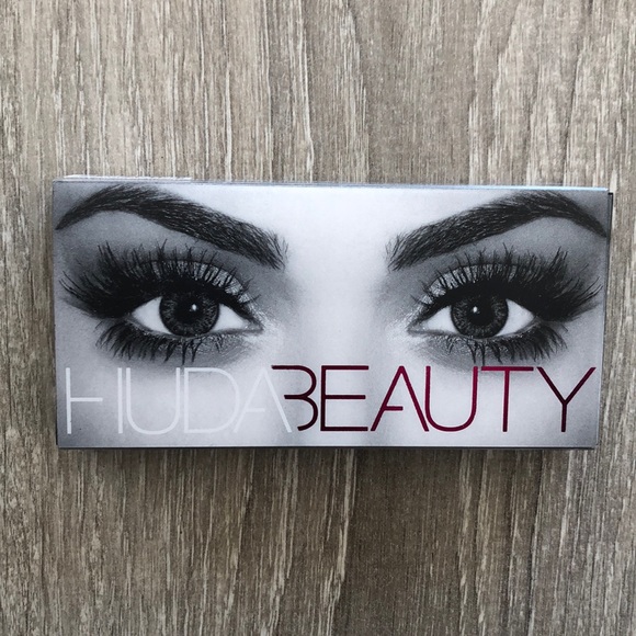Huda Beauty Claudia #6 False Lashes - Picture 2 of 2